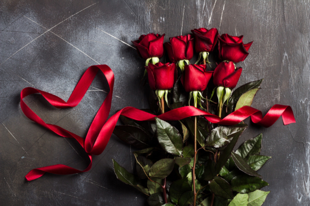 Romantic Red or Daringly Different? Choosing the Perfect Mr Roses Bouquet for Valentine's Day 5 Roses Bouquet for Valentine's Day